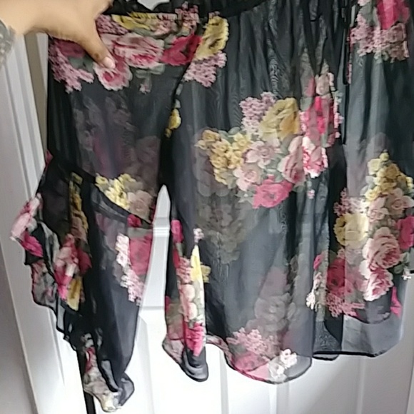 Plus size off the shoulder floral sheer - Picture 2 of 3